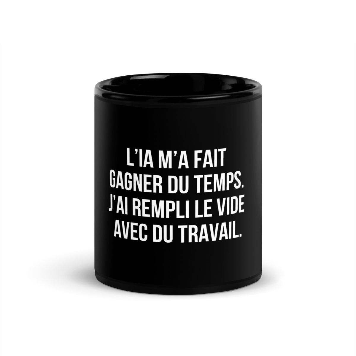 Mug noir de face — L’IA m’a fait gagner du temps. J’ai rempli le vide avec du travail