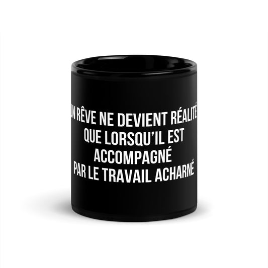 Mug noir de face — Un rêve ne devient réalité que lorsqu’il est accompagné par le travail acharné