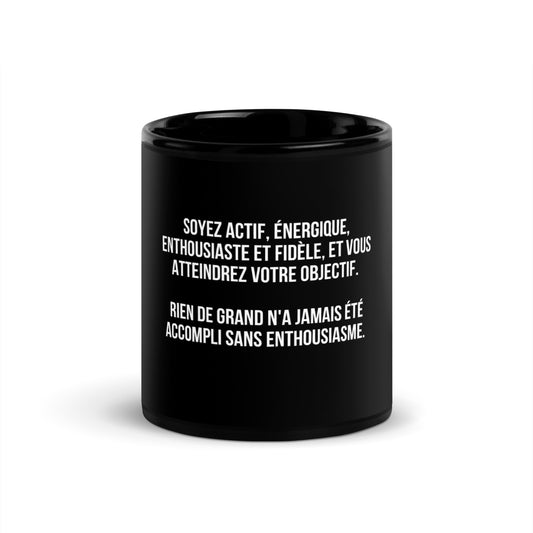 Mug noir de face — Soyez actif, énergique, enthousiaste et fidèle, et vous atteindrez votre objectif. Rien de grand n'a jamais été accompli sans enthousiasme