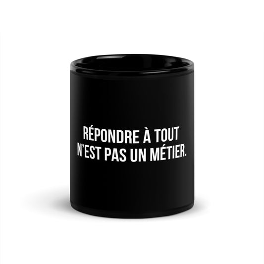 Mug noir de face — Répondre à tout n’est pas un métier