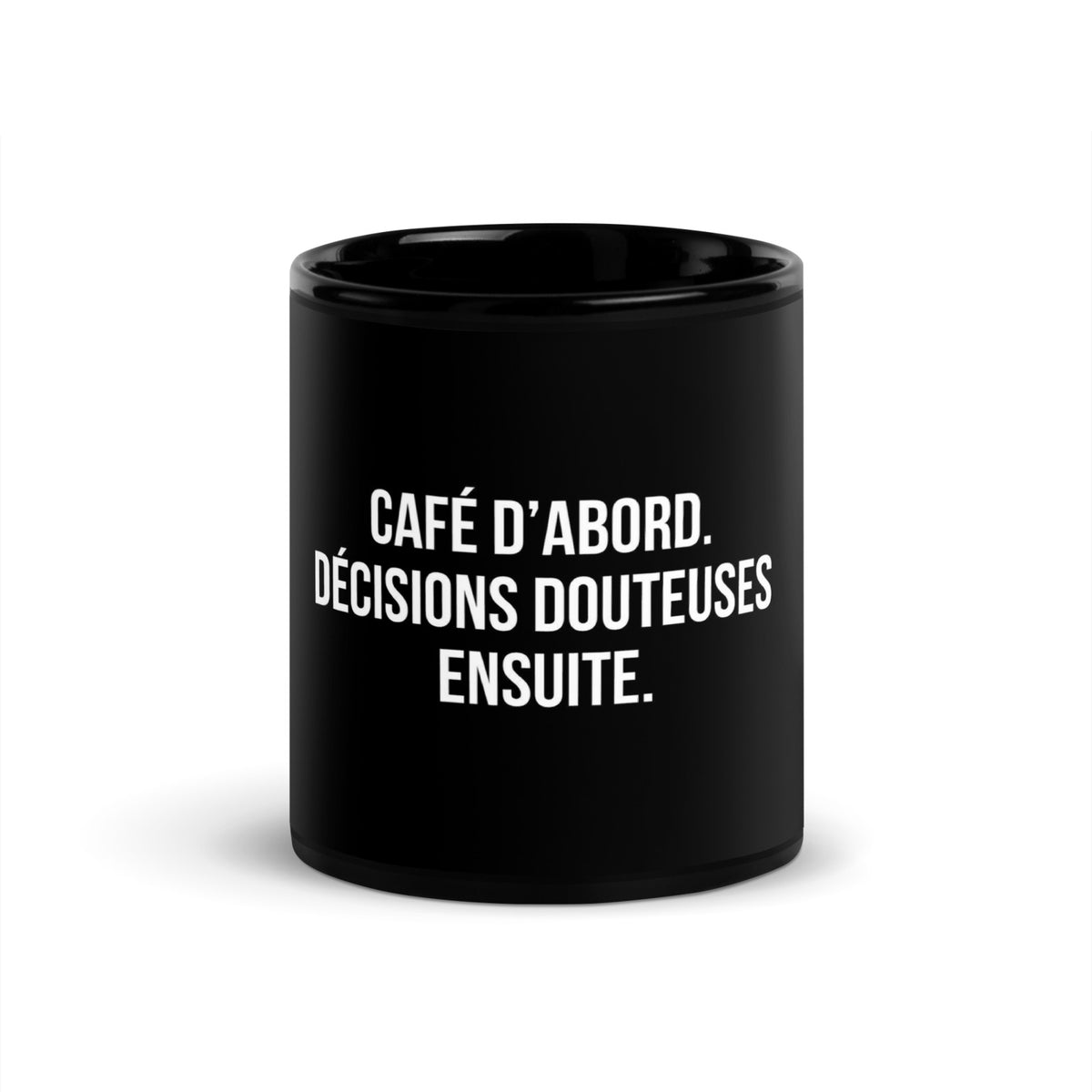 Mug noir de face — Café d’abord. Décisions douteuses ensuite
