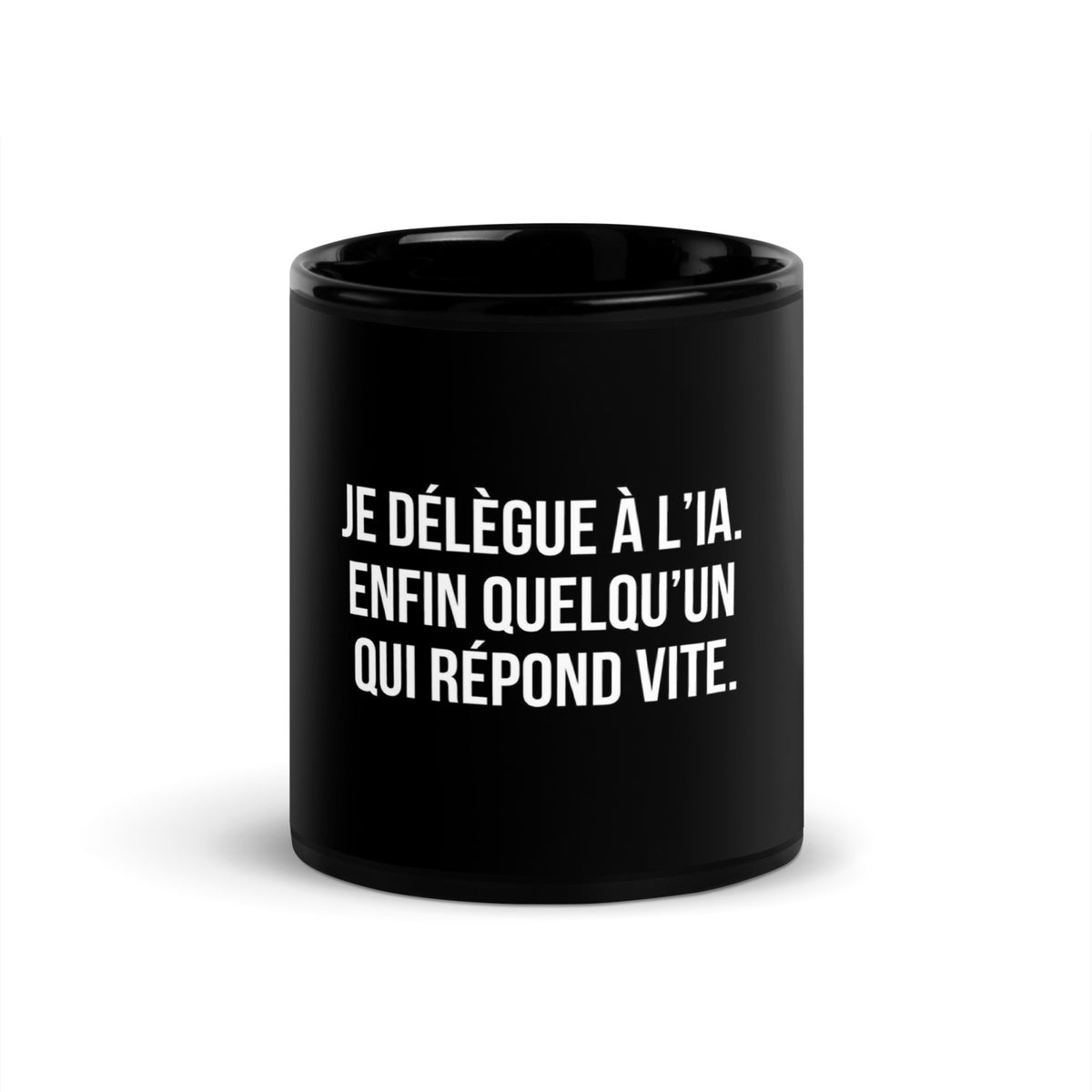 Mug noir de face — Je délègue à l’IA. Enfin quelqu’un qui répond vite