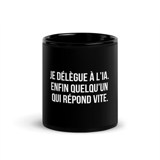 Mug noir de face — Je délègue à l’IA. Enfin quelqu’un qui répond vite