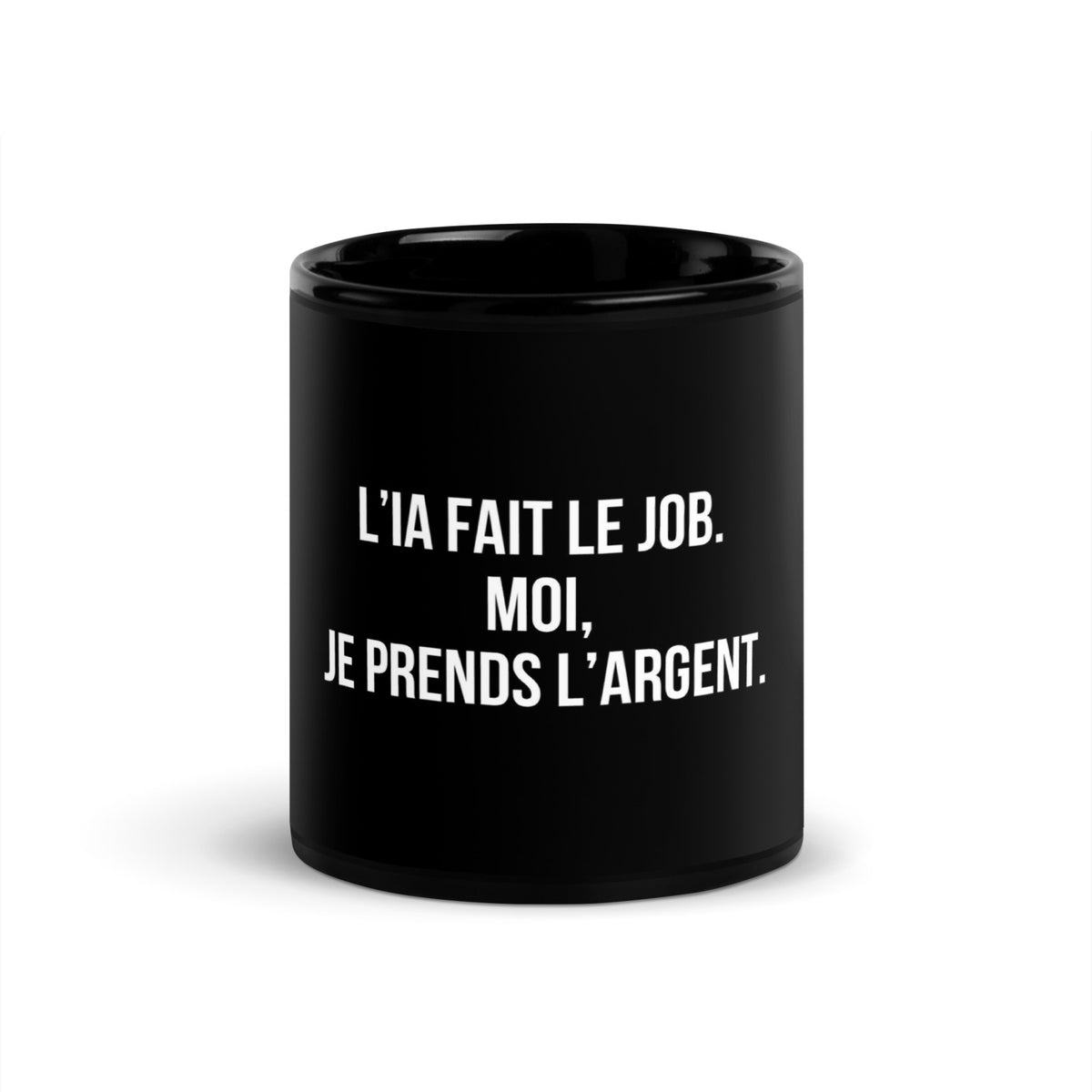 Mug noir de face — L’IA fait le job. Moi, je prends l’argent