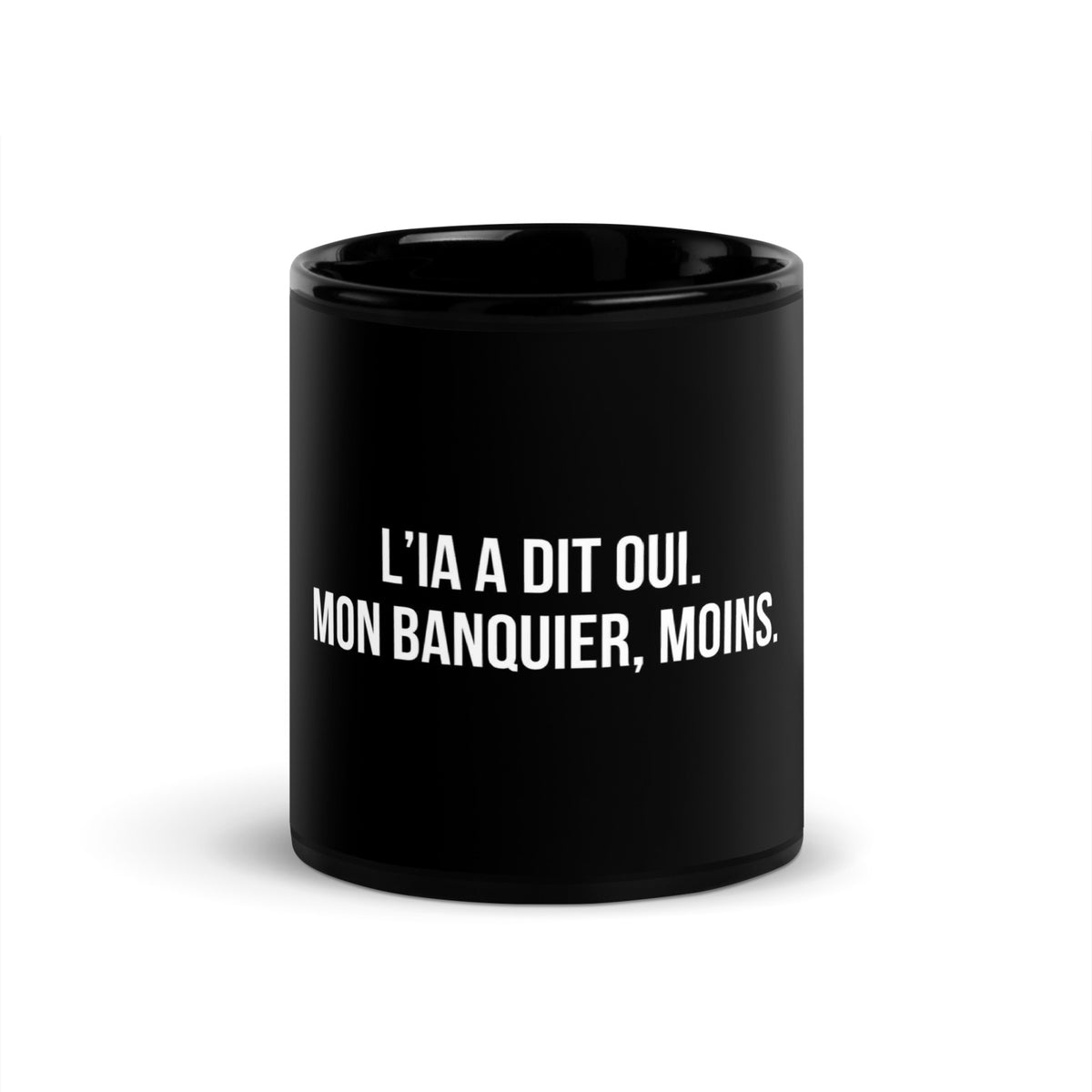 Mug noir de face — L’IA a dit oui. Mon banquier, moins