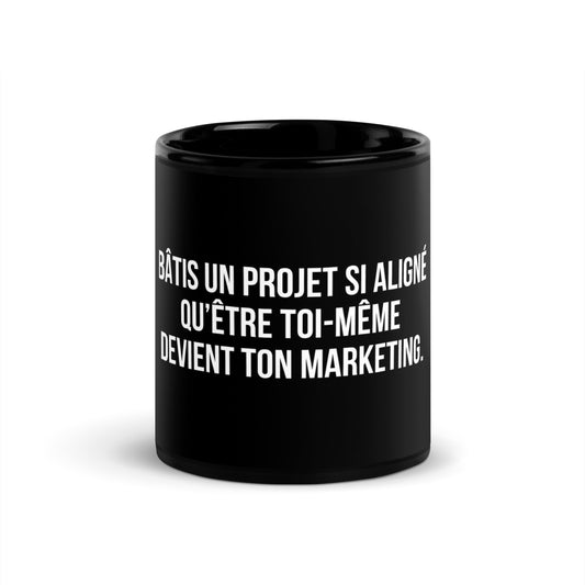 Mug noir de face — Bâtis un projet si aligné qu’être toi-même devient ton marketing