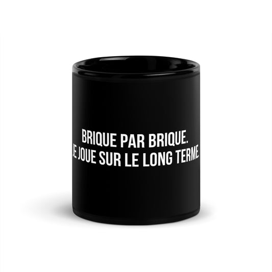 Mug noir de face — Brique par brique. Je joue sur le long terme